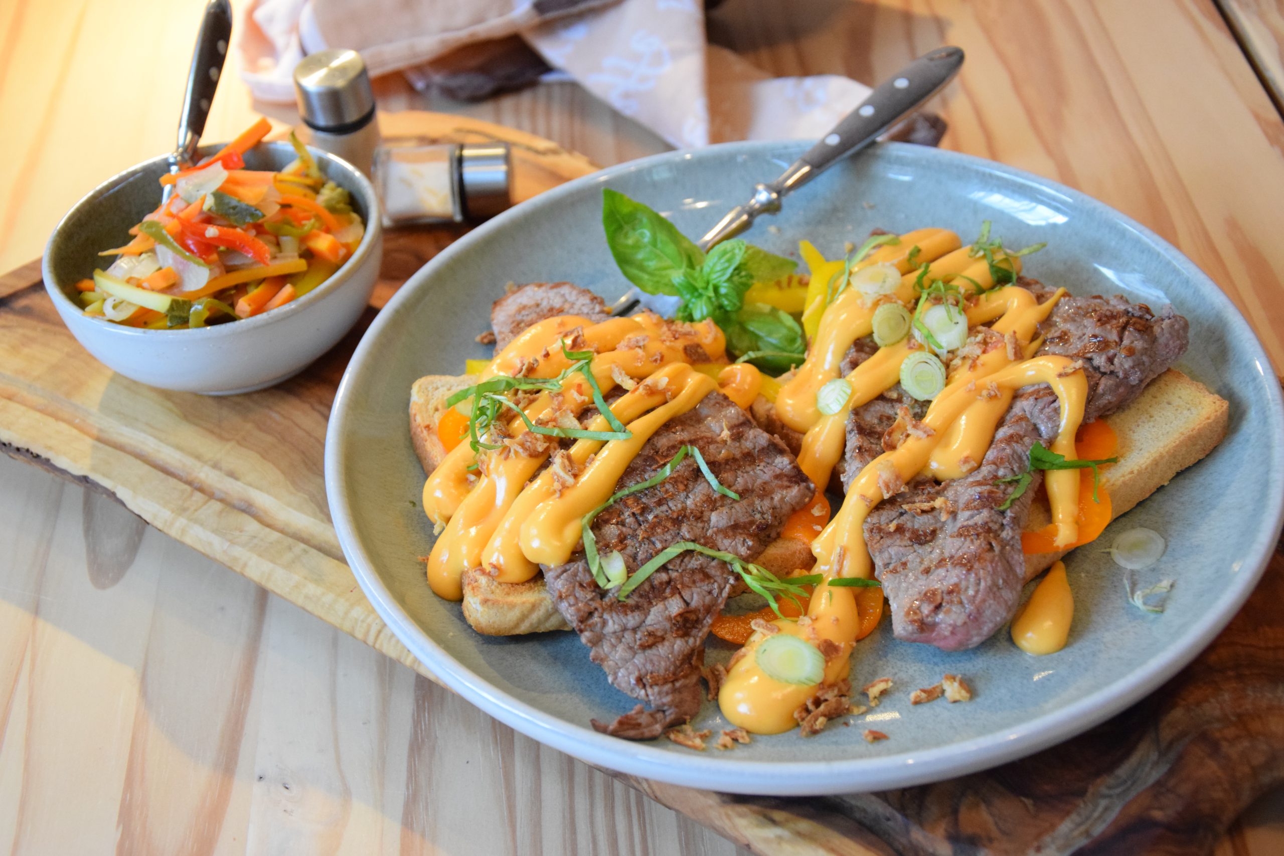 Teufelstoast mit Roastbeef und Röstzwiebeln