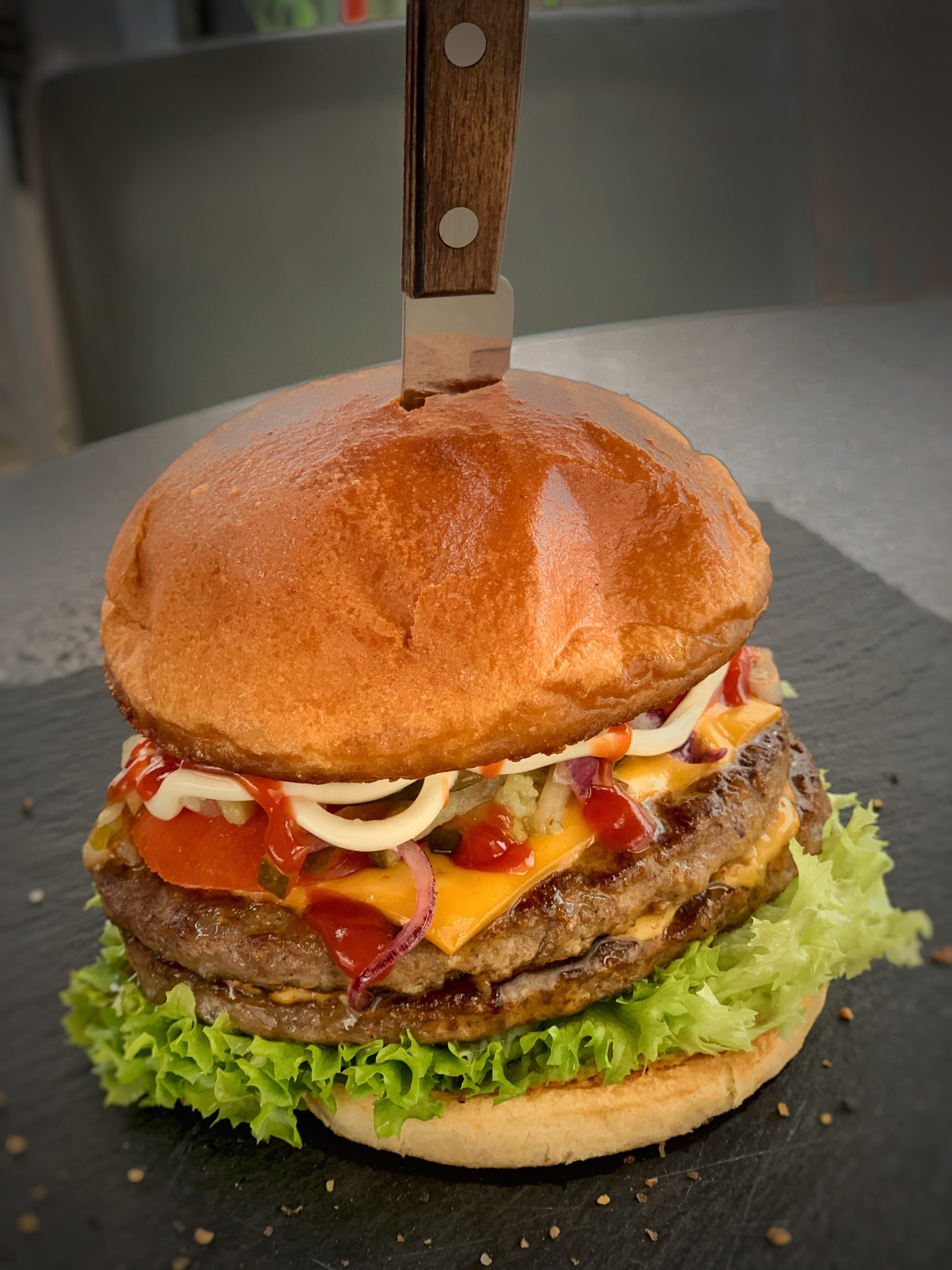 Hausgemachter Burger mit Käse (heimischer Cheeseburger)