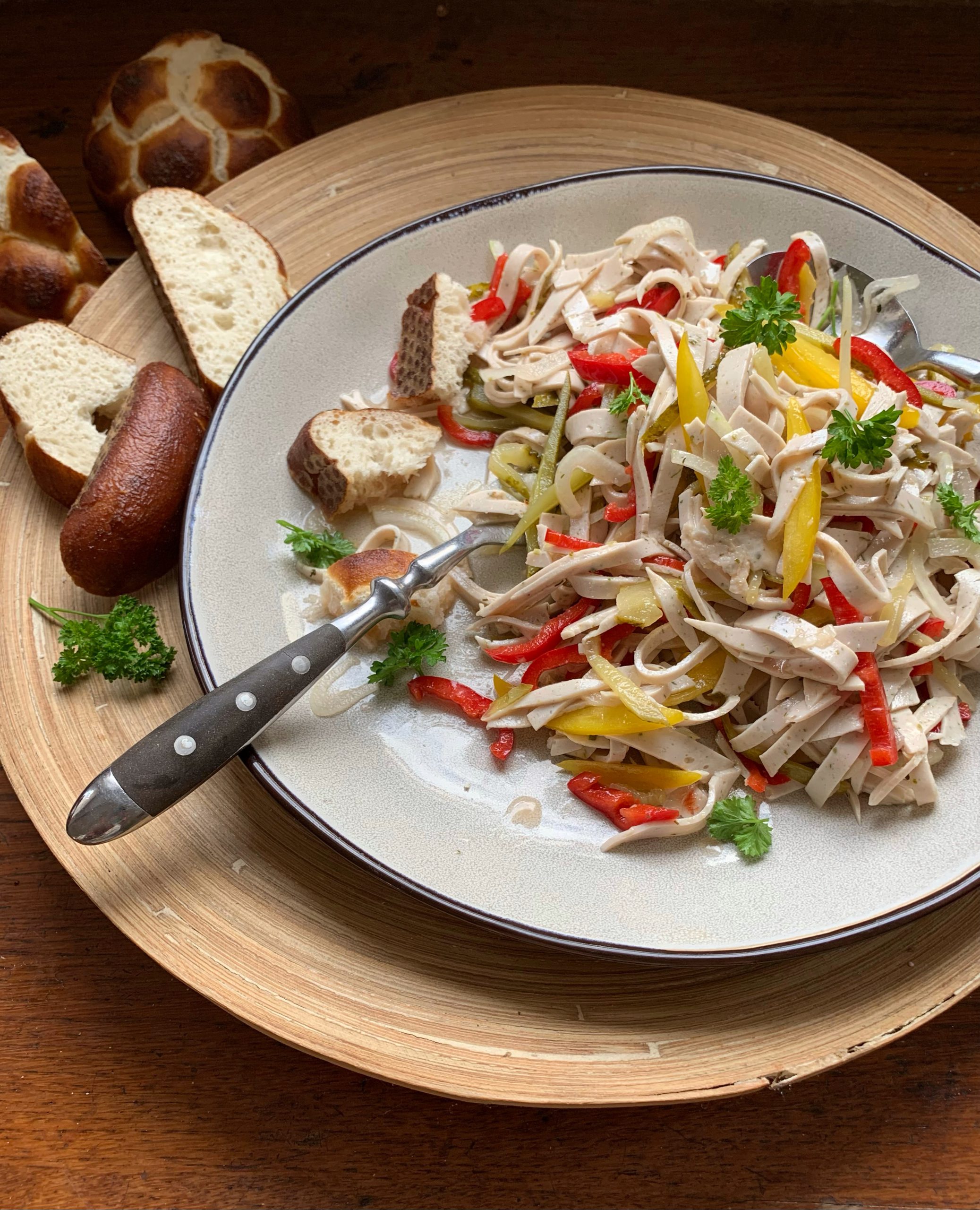 Gelbwurstsalat mit bunten Paprikastreifen