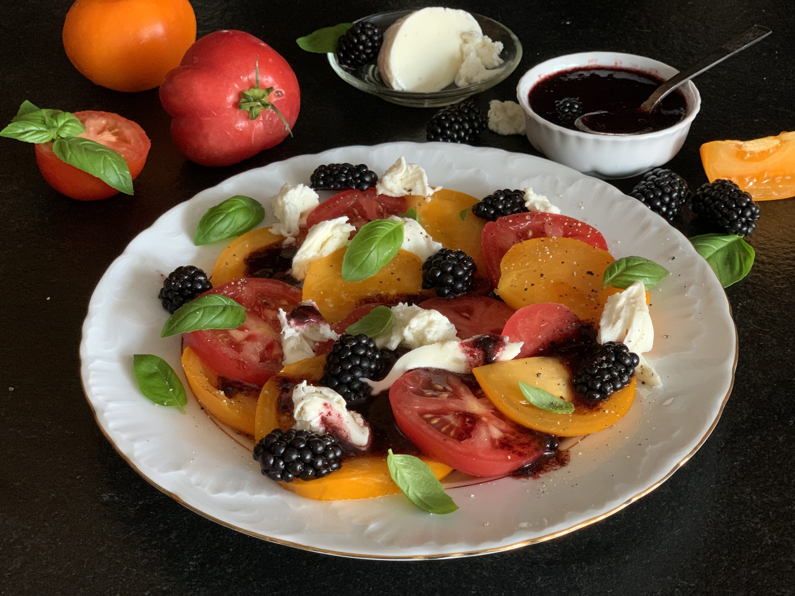 Tomatensalat mit Mozzarella und Balsamico-Brombeer-Dressing
