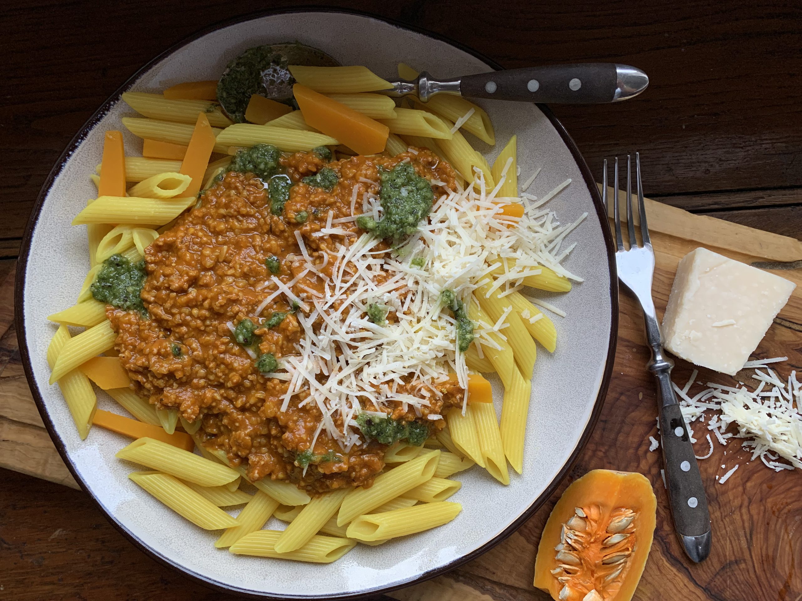 Curry-Nudeln mit Kürbisbolognese
