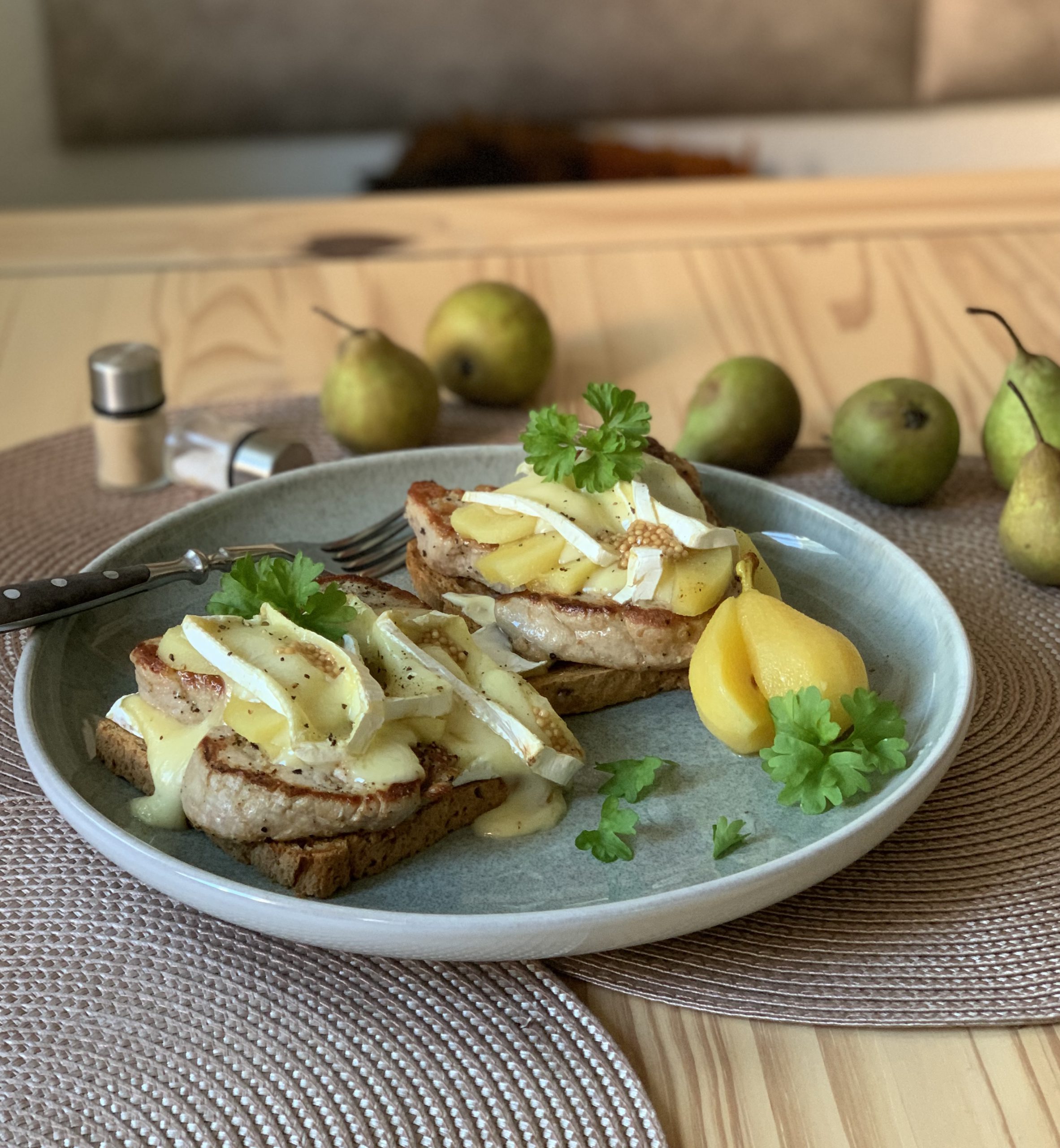 Schweinefilet-Toast mit Curry-Birne und Camembert