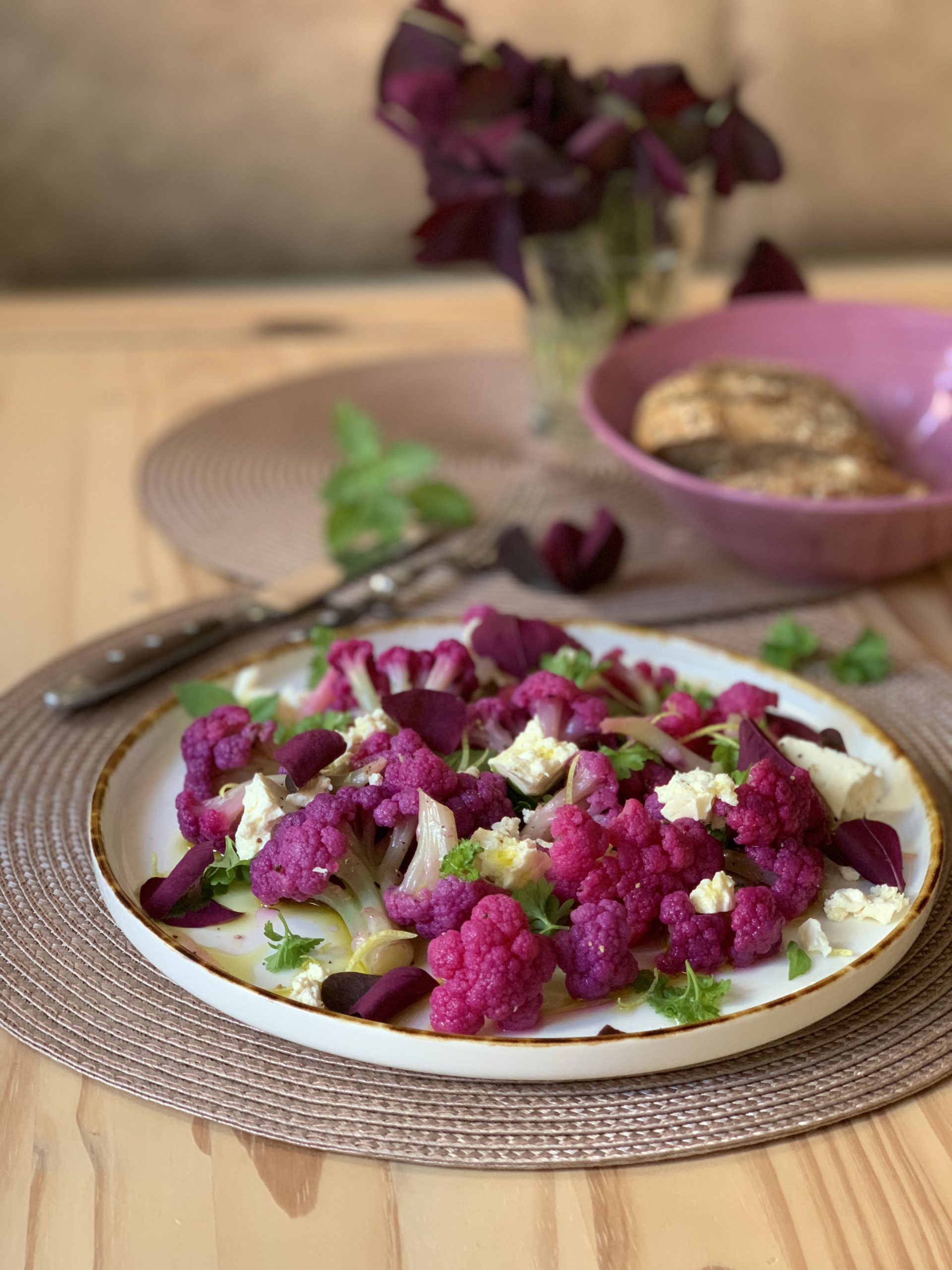Wilder Blumenkohl-Salat mit Hirtenkäse und Kräutern
