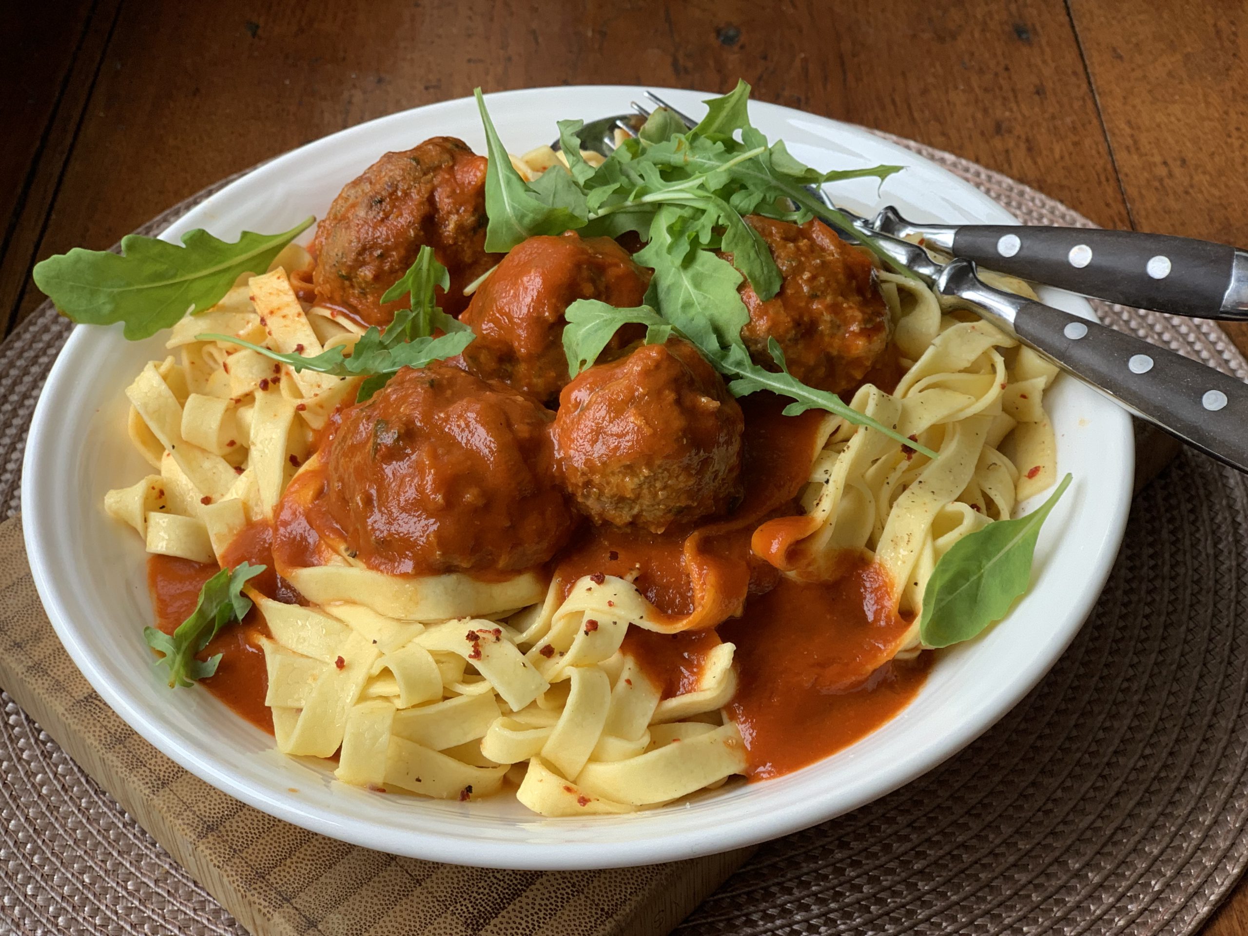 Bandnudeln mit Tomatensoße & Rindfleischbällchen