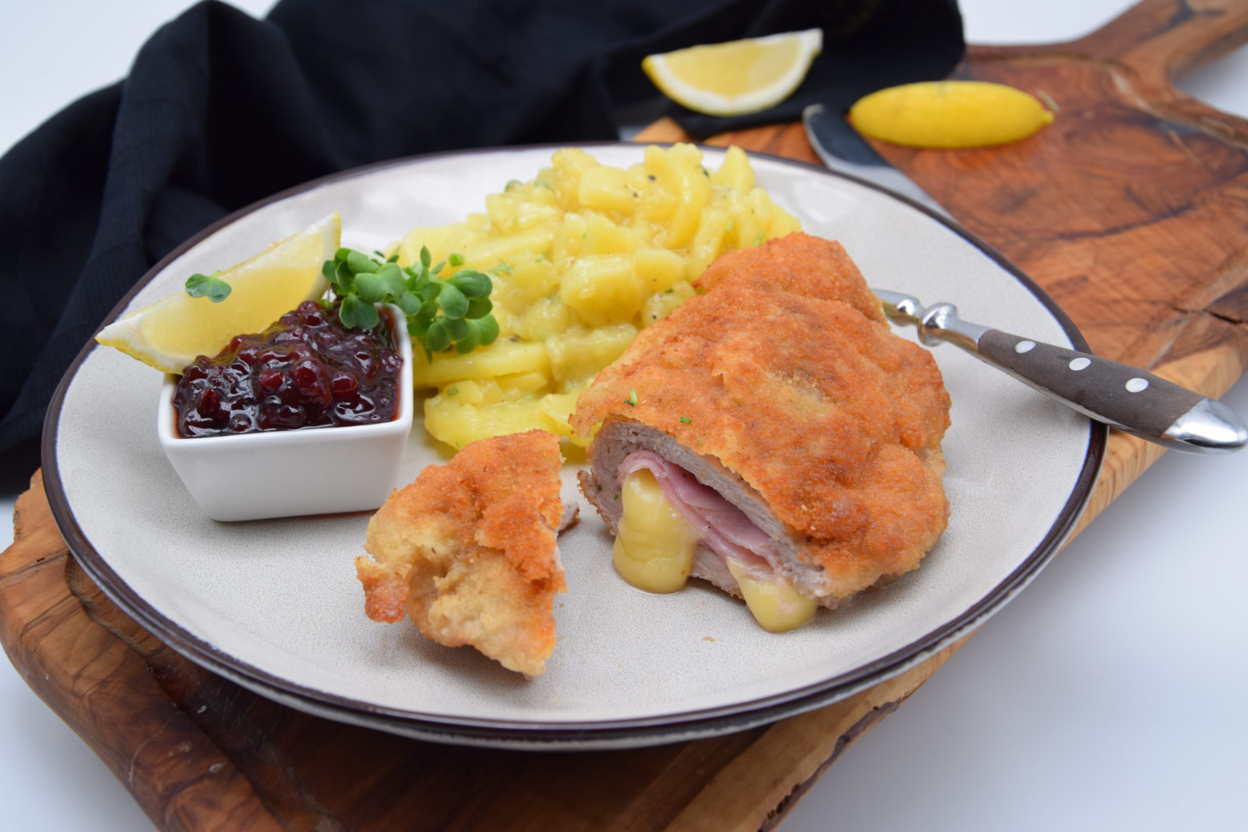 Cordon bleu mit Kartoffelsalat und Preiselbeeren