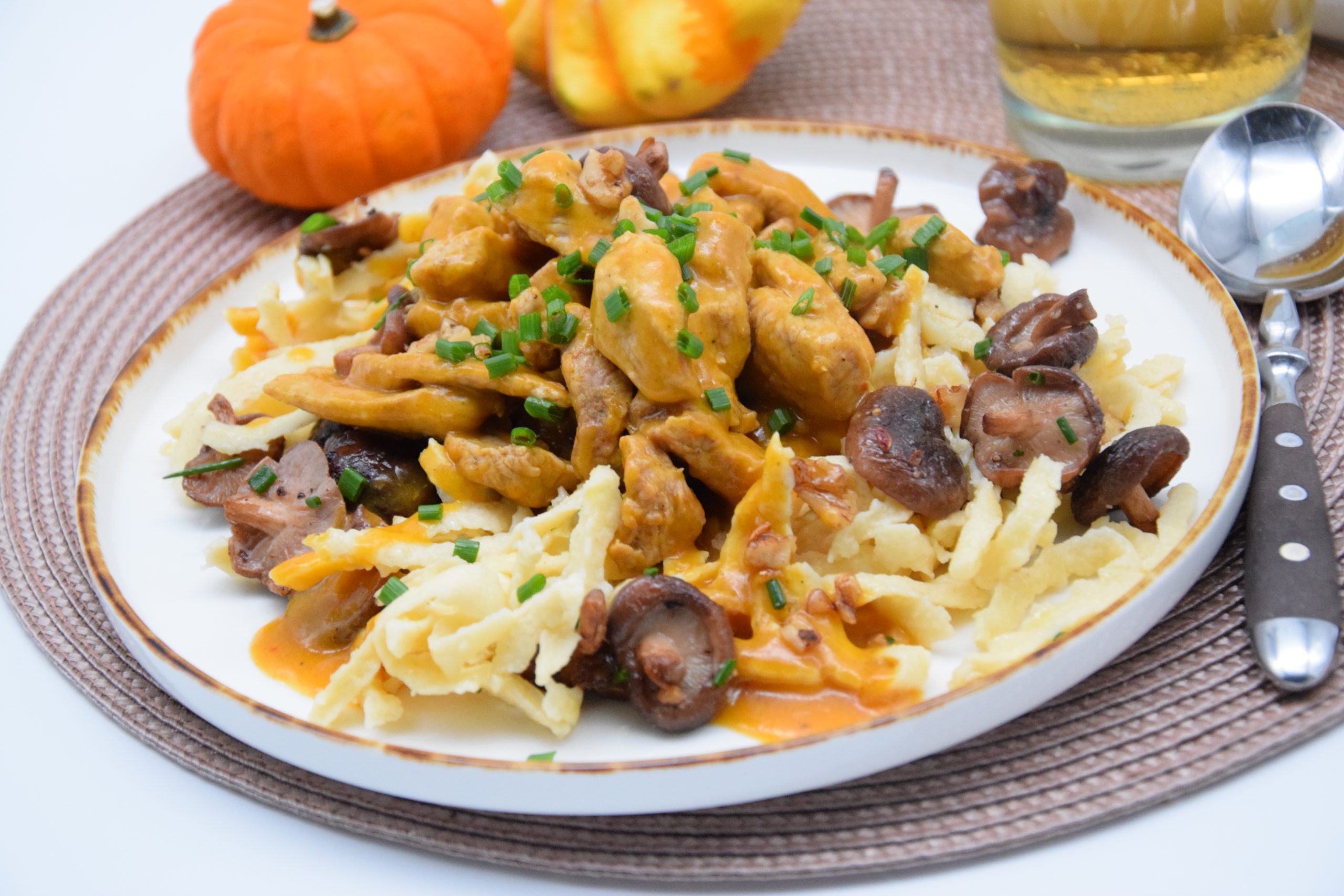 Kalbsgeschnetzeltes mit Shitakepilzen, Kürbis und Spätzle