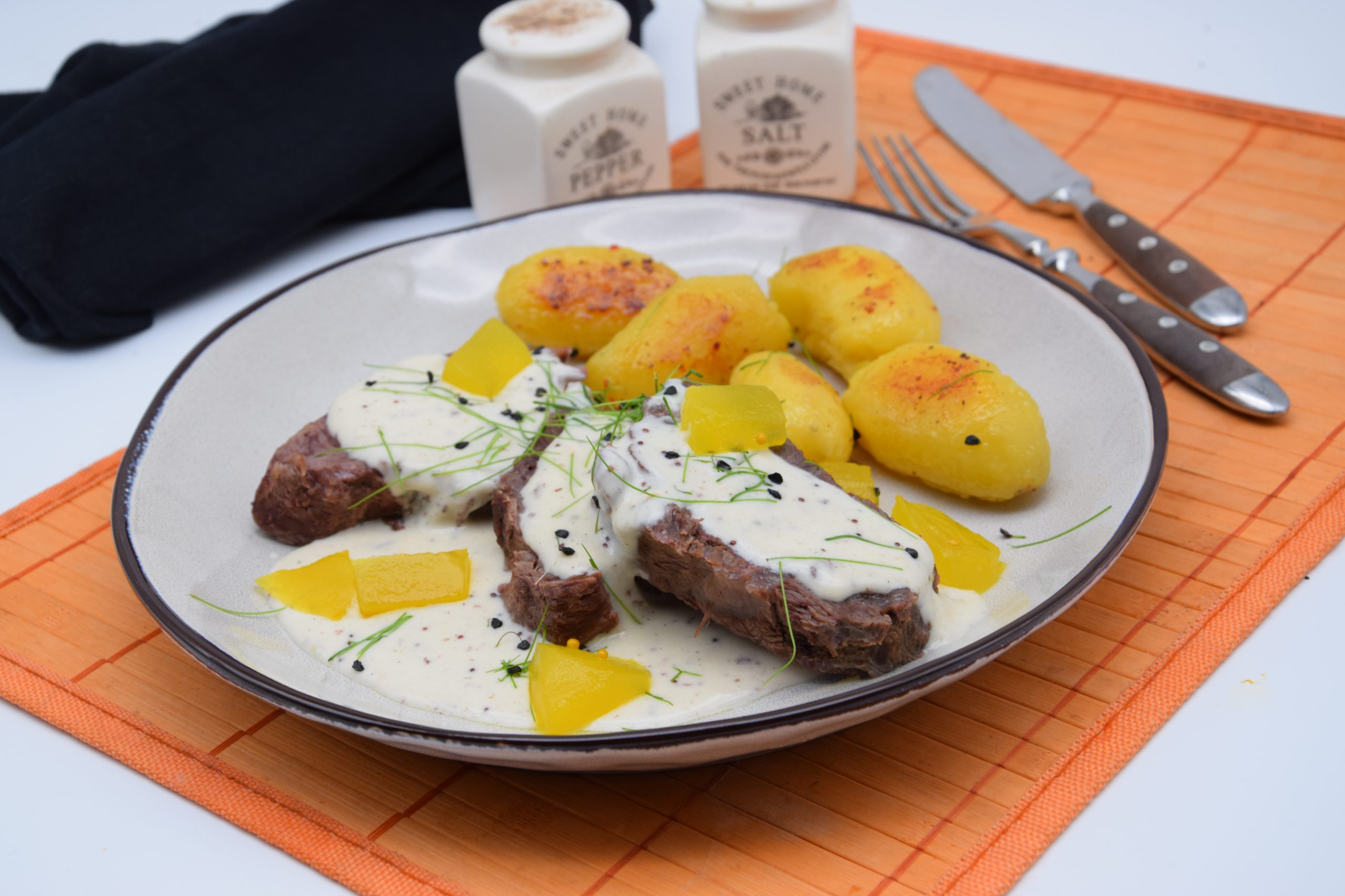 Ochsenbäckle mit Meerrettichsoße & Senfgurken