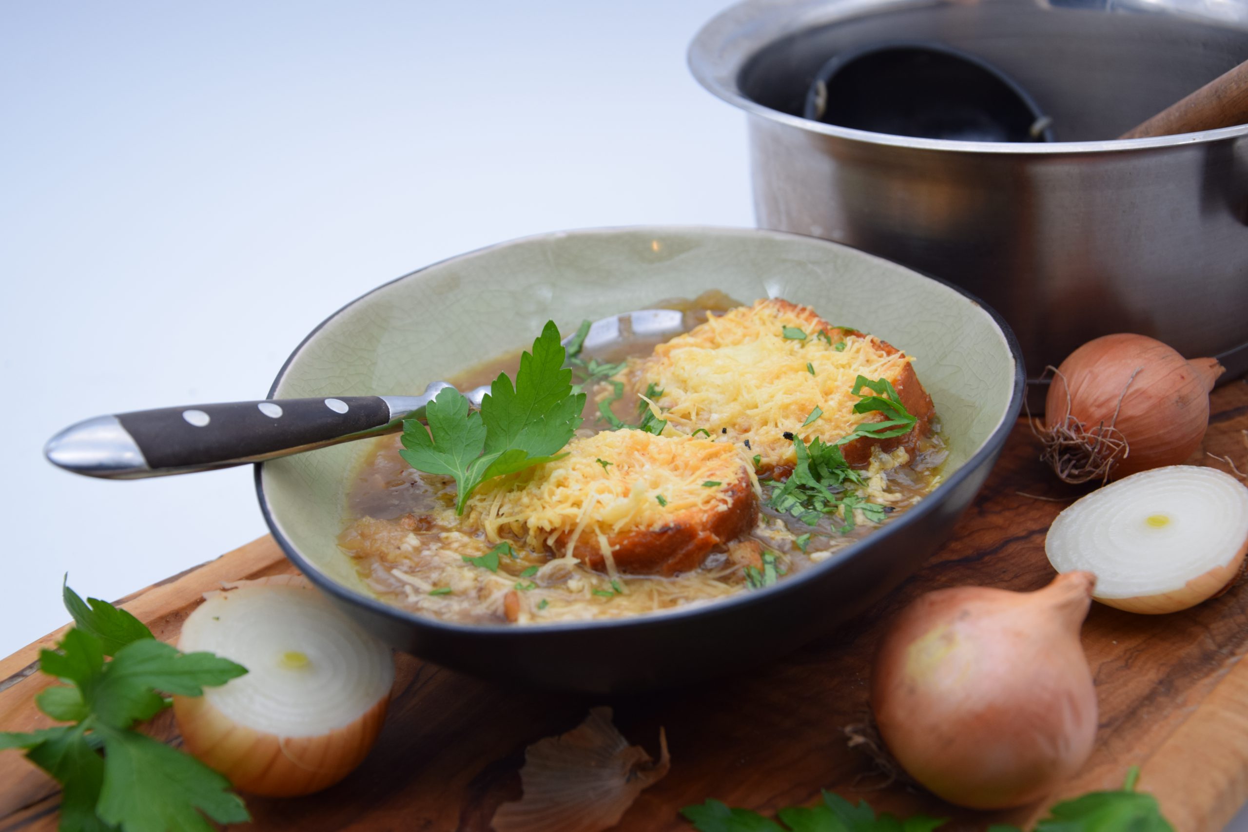 Zwiebel-Brotsuppe nach Bauernart