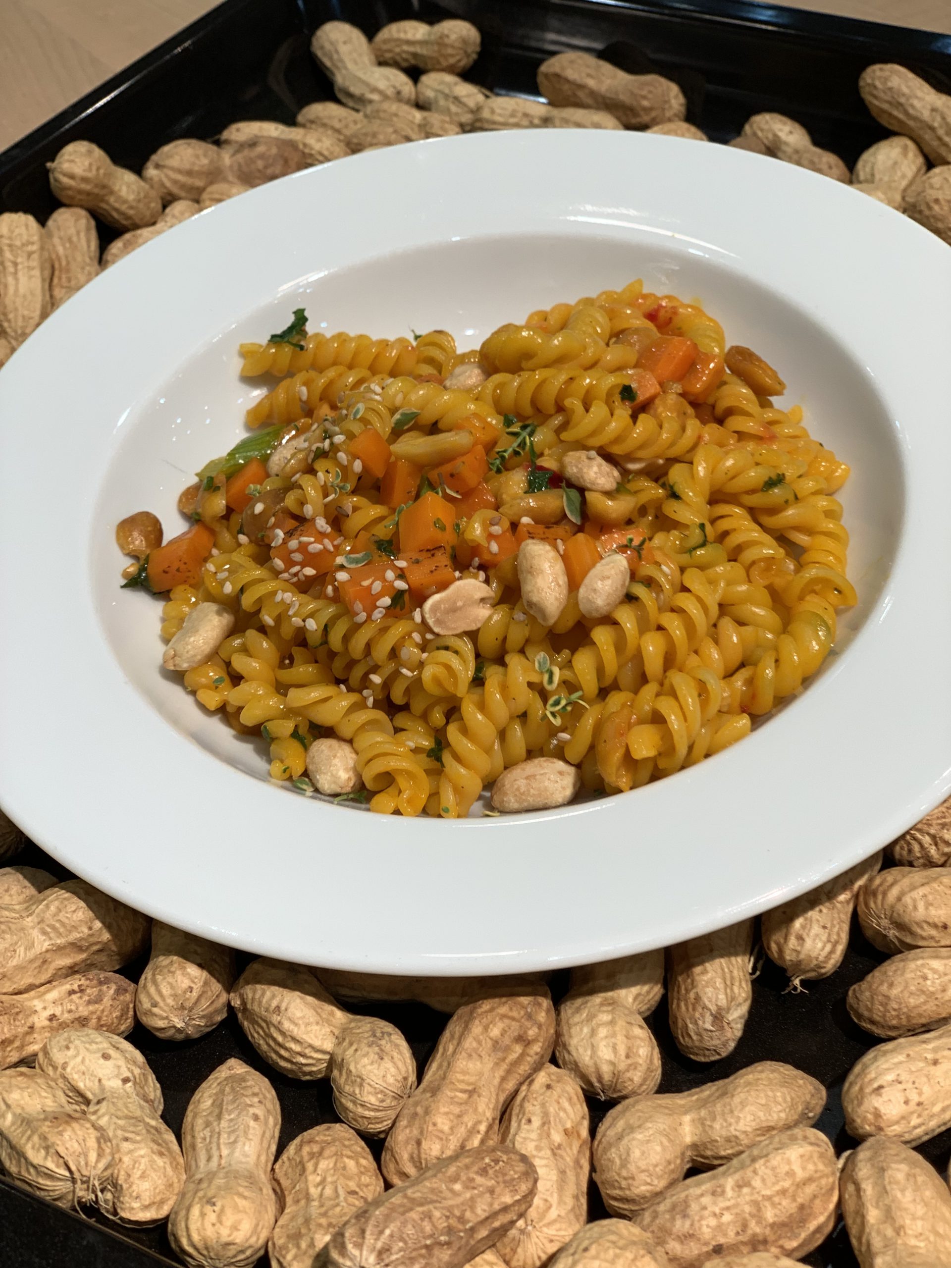 One Pot Karotten-Nudeln mit Erdnüssen