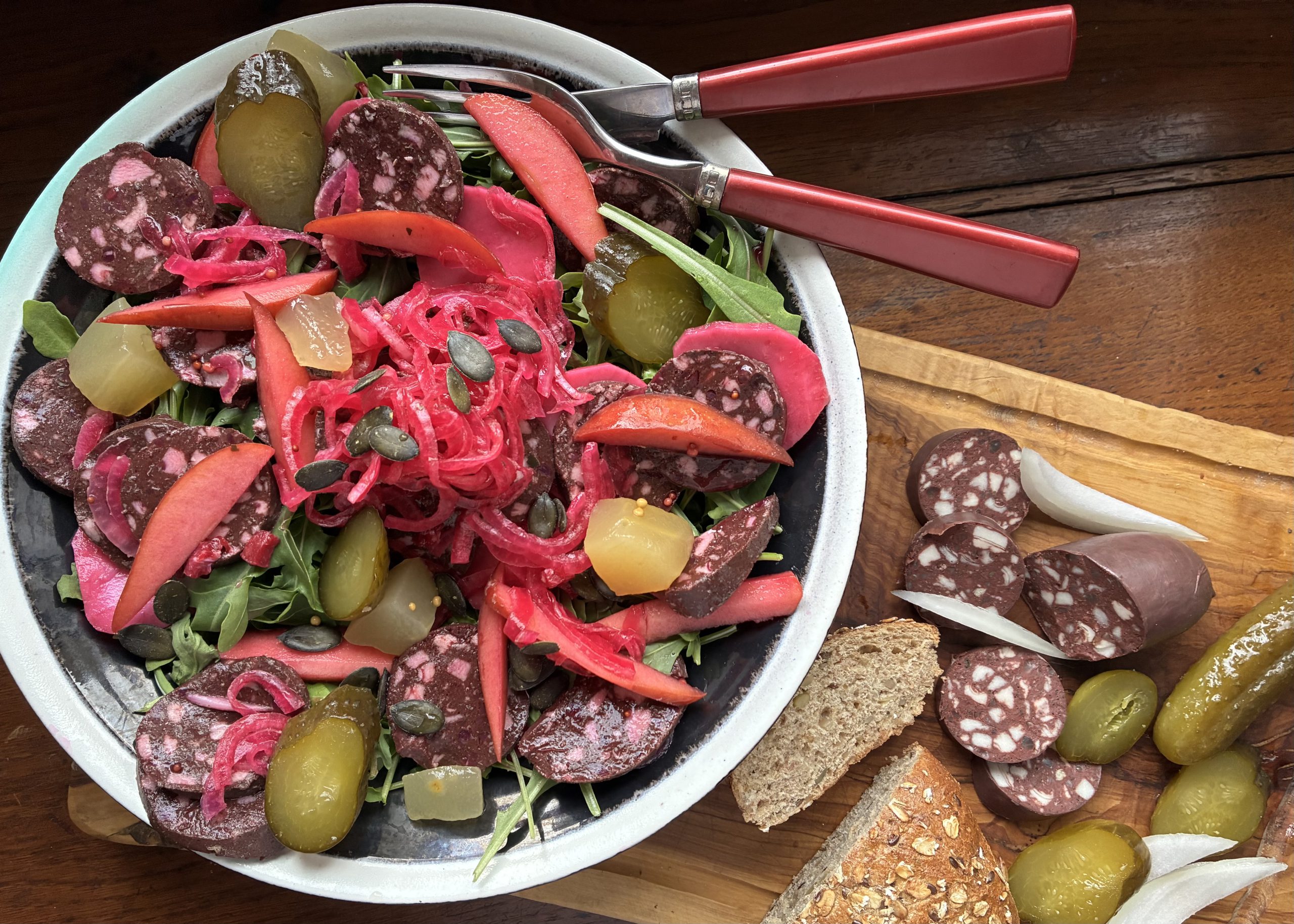 Schwarzwurstsalat mit Rucola und roten Zwiebeln