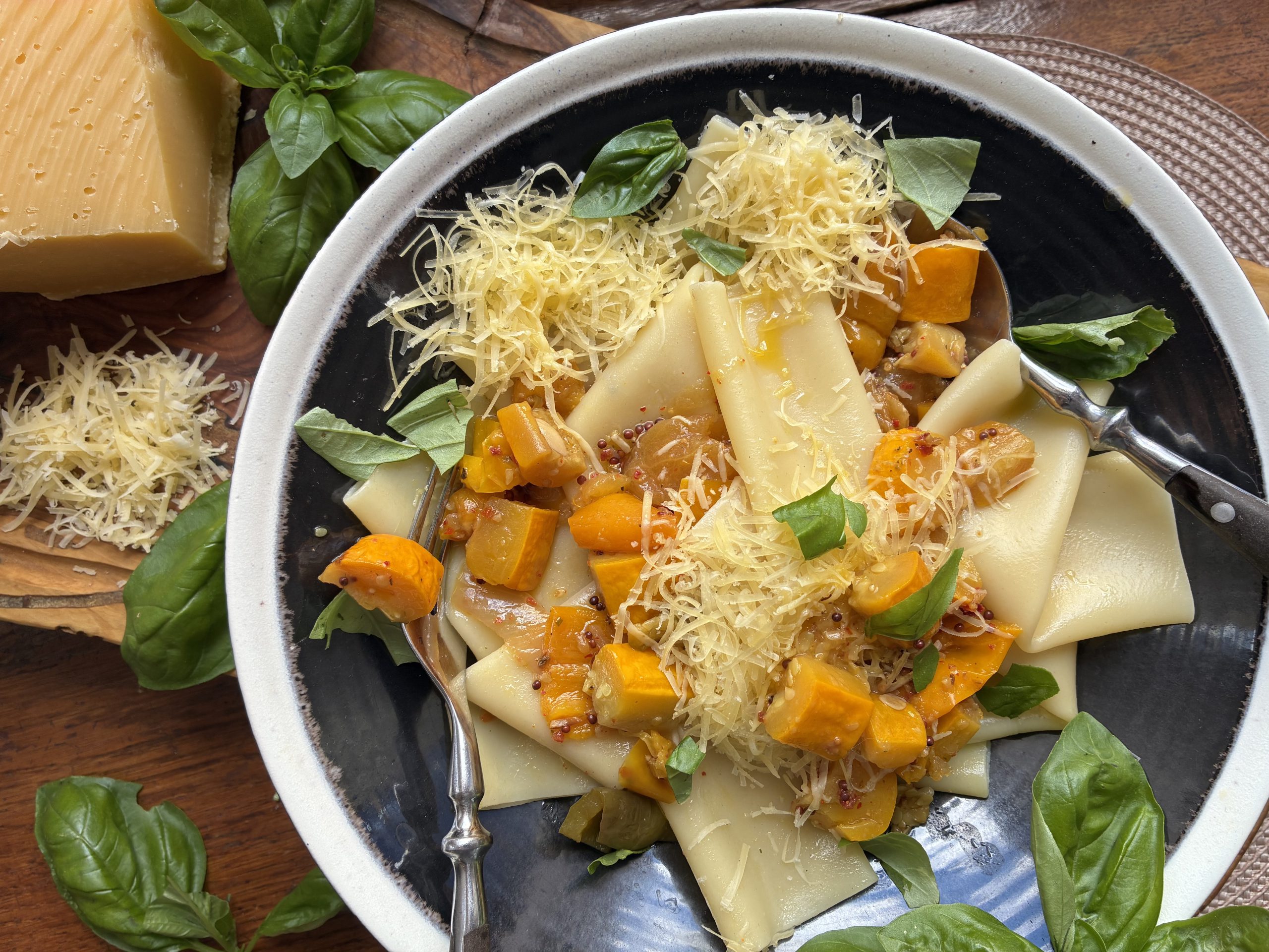 Nudelröllchen mit cremigen Zucchini-Paprikagemüse