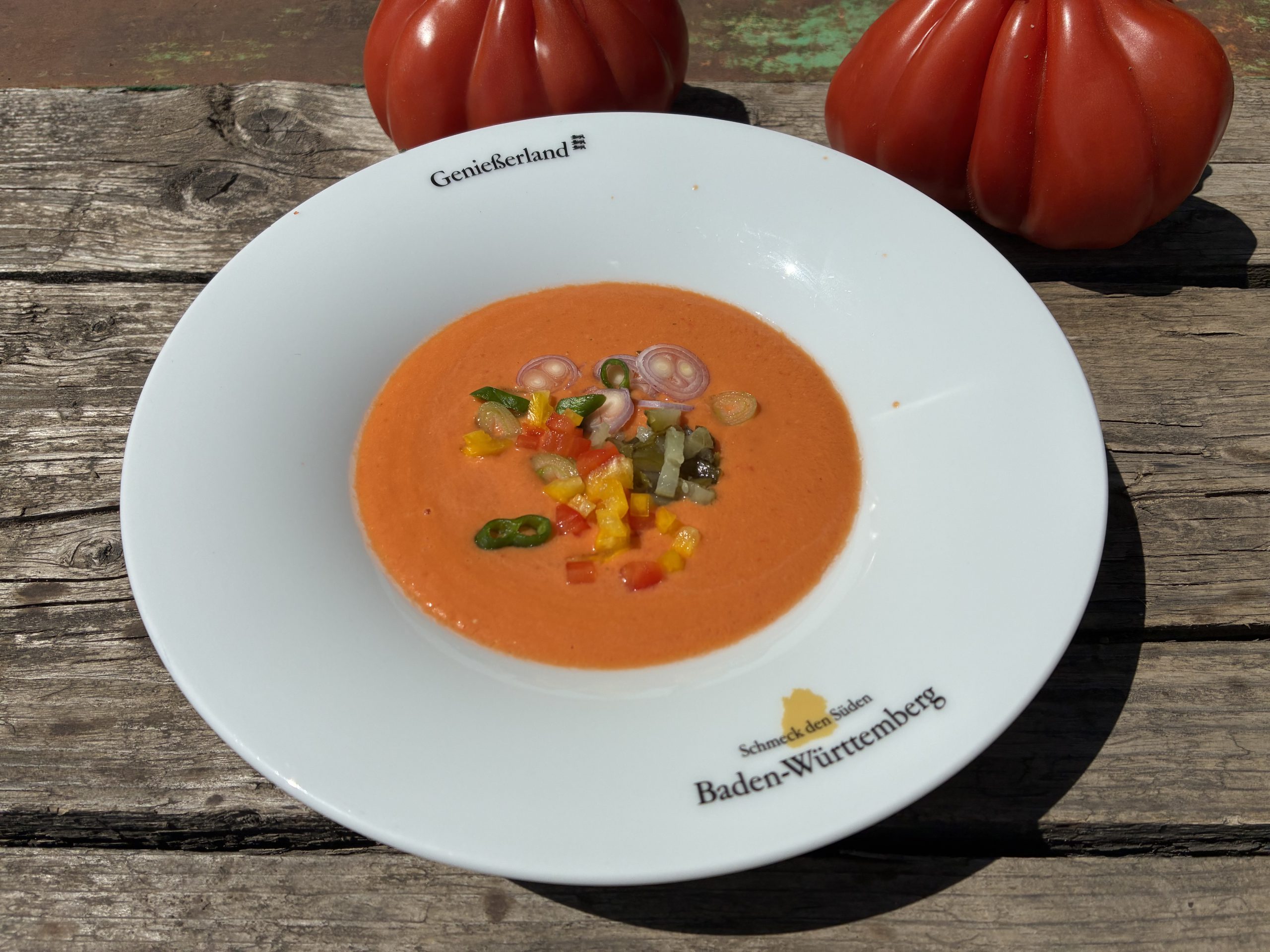 Eisgekühlte Sommergemüsesuppe (Gazpacho)