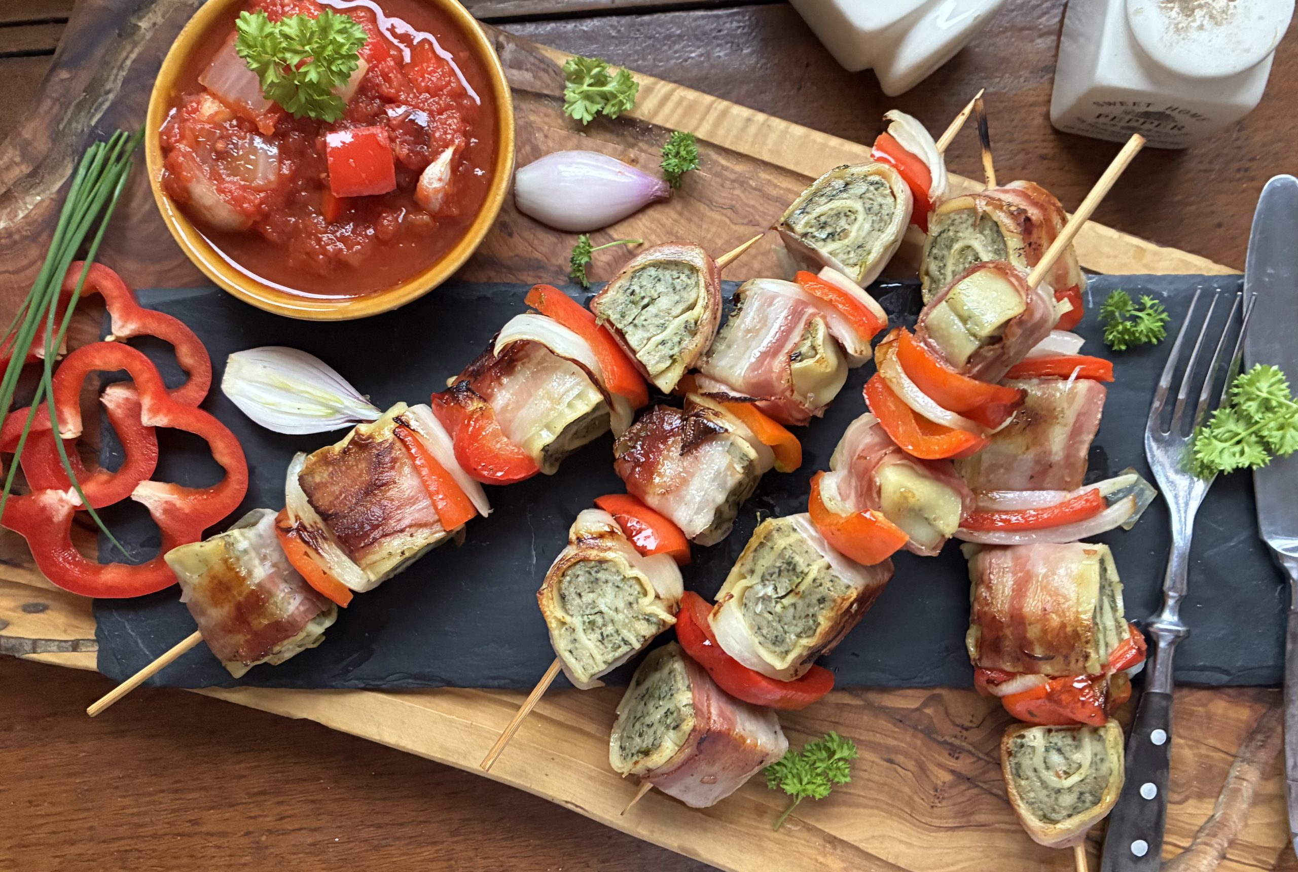 Maultaschen-Schaschlik mit Paprika & Speck