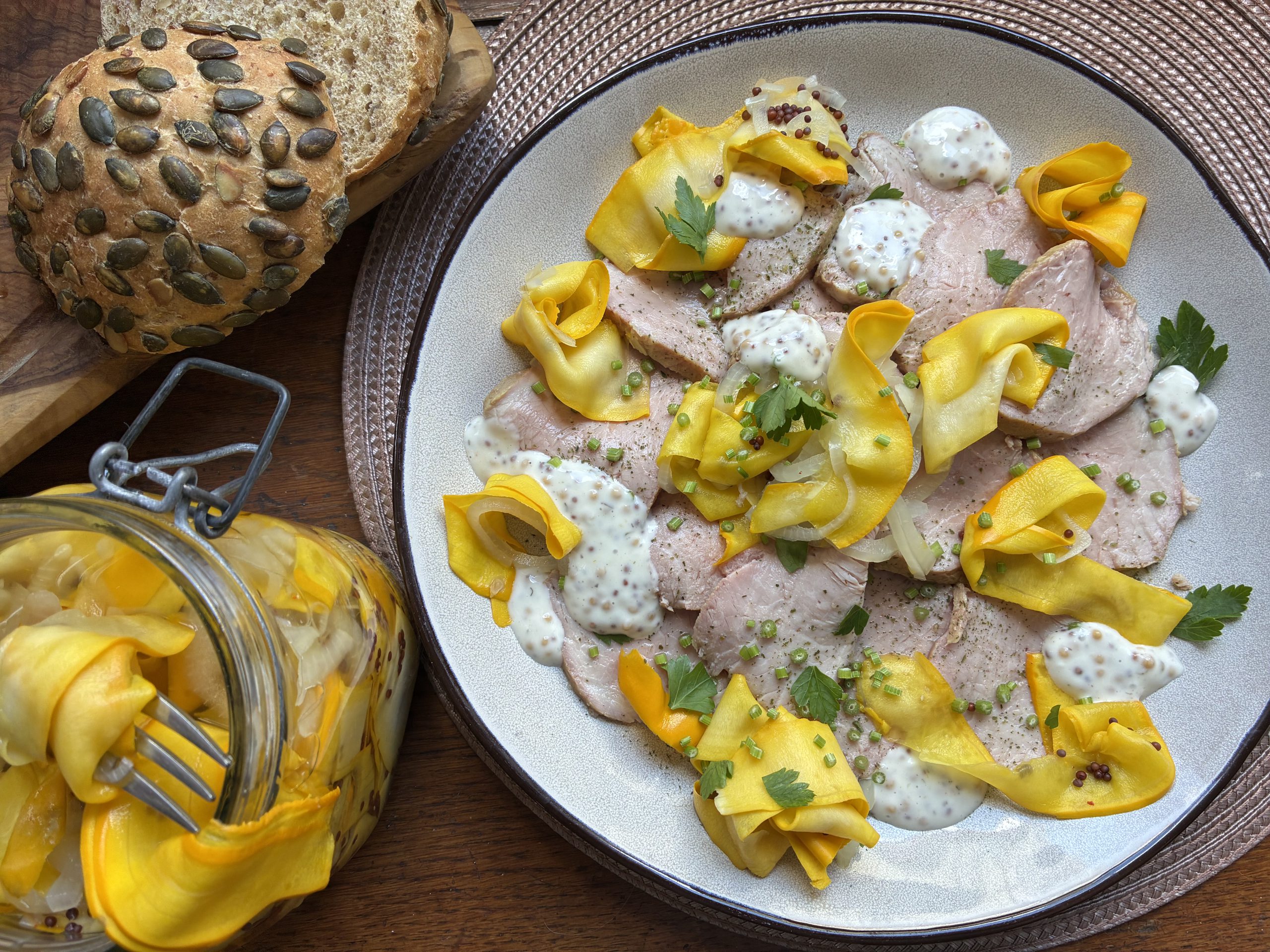 Kalbsscheiben mit Senfkorn-Mayo & eingelegte Zucchini