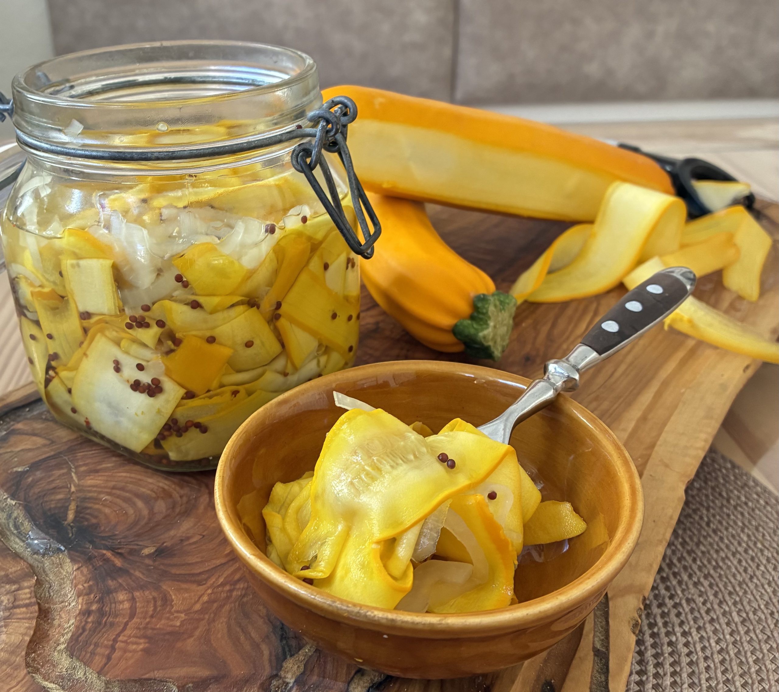 Eingelegte Zucchinistreifen