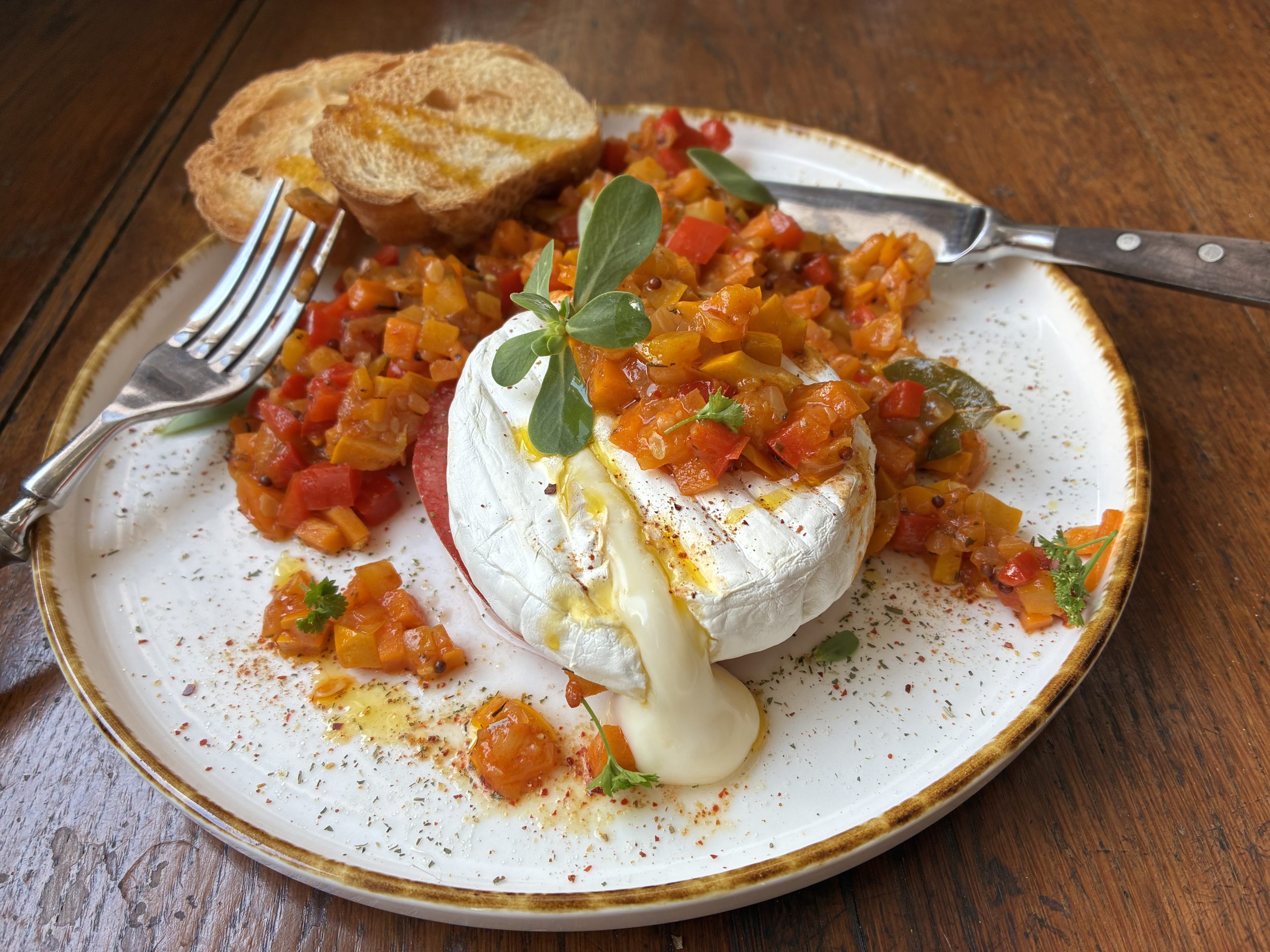 Gebratener Camembert mit Tomate und Ratatouille