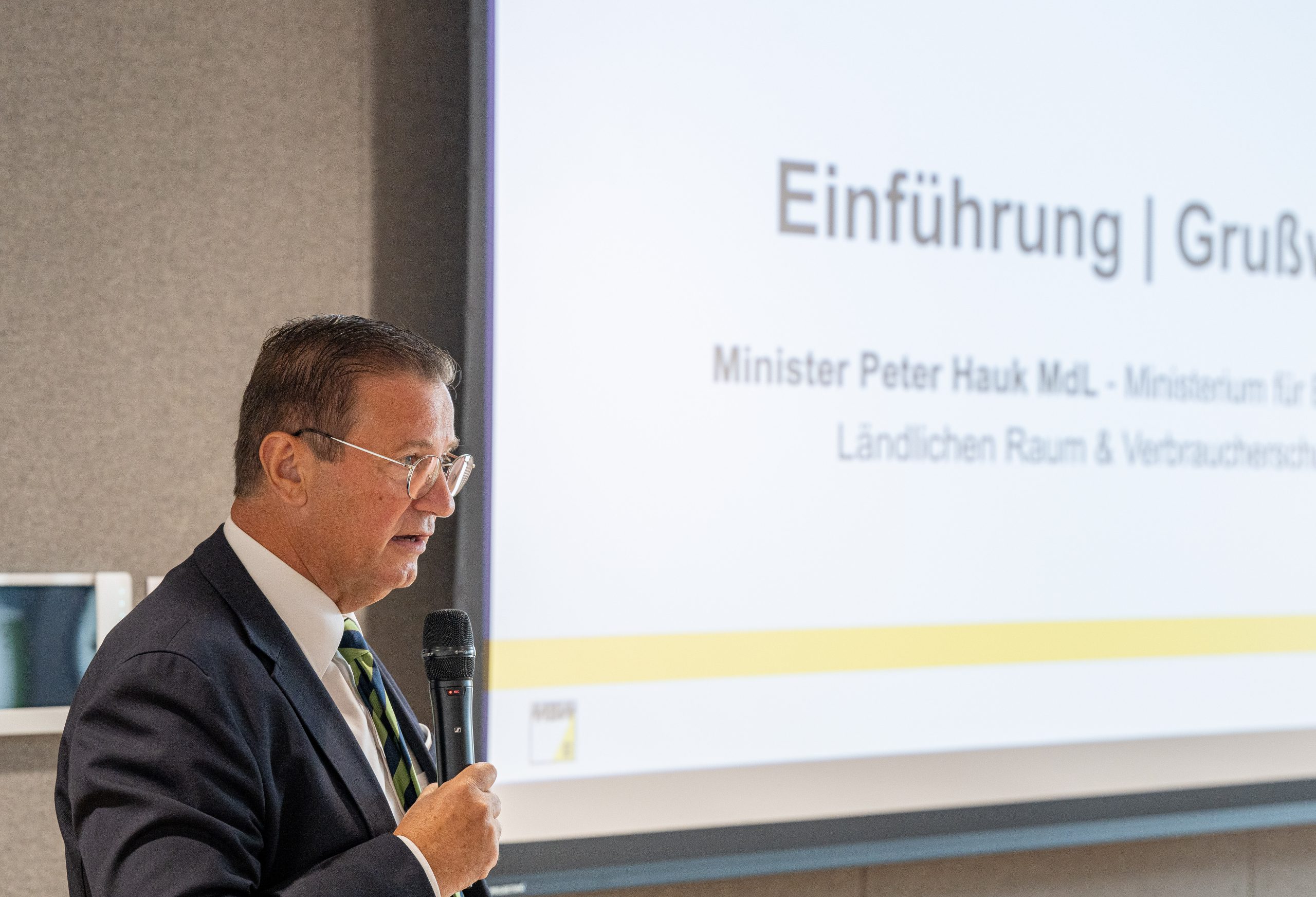 Minster Hauk MdL hält Rede