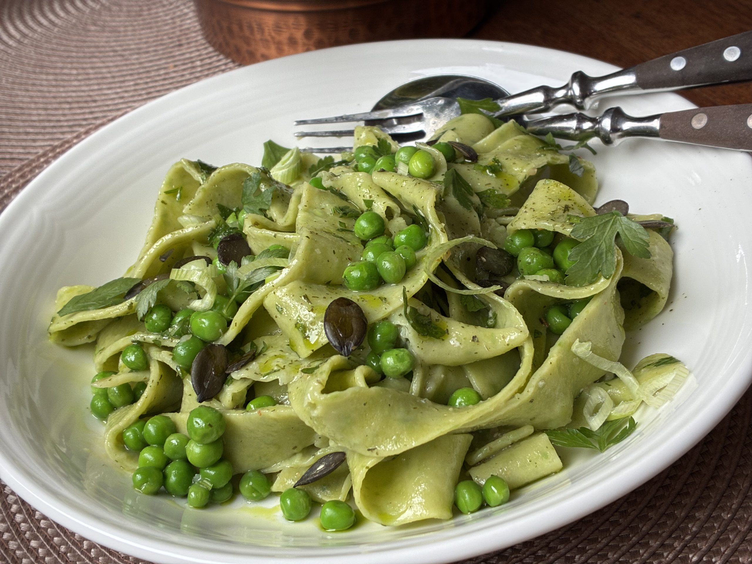 Grüne Bandnudeln mit Butter, Lauch, Erbsen und Kürbiskernen