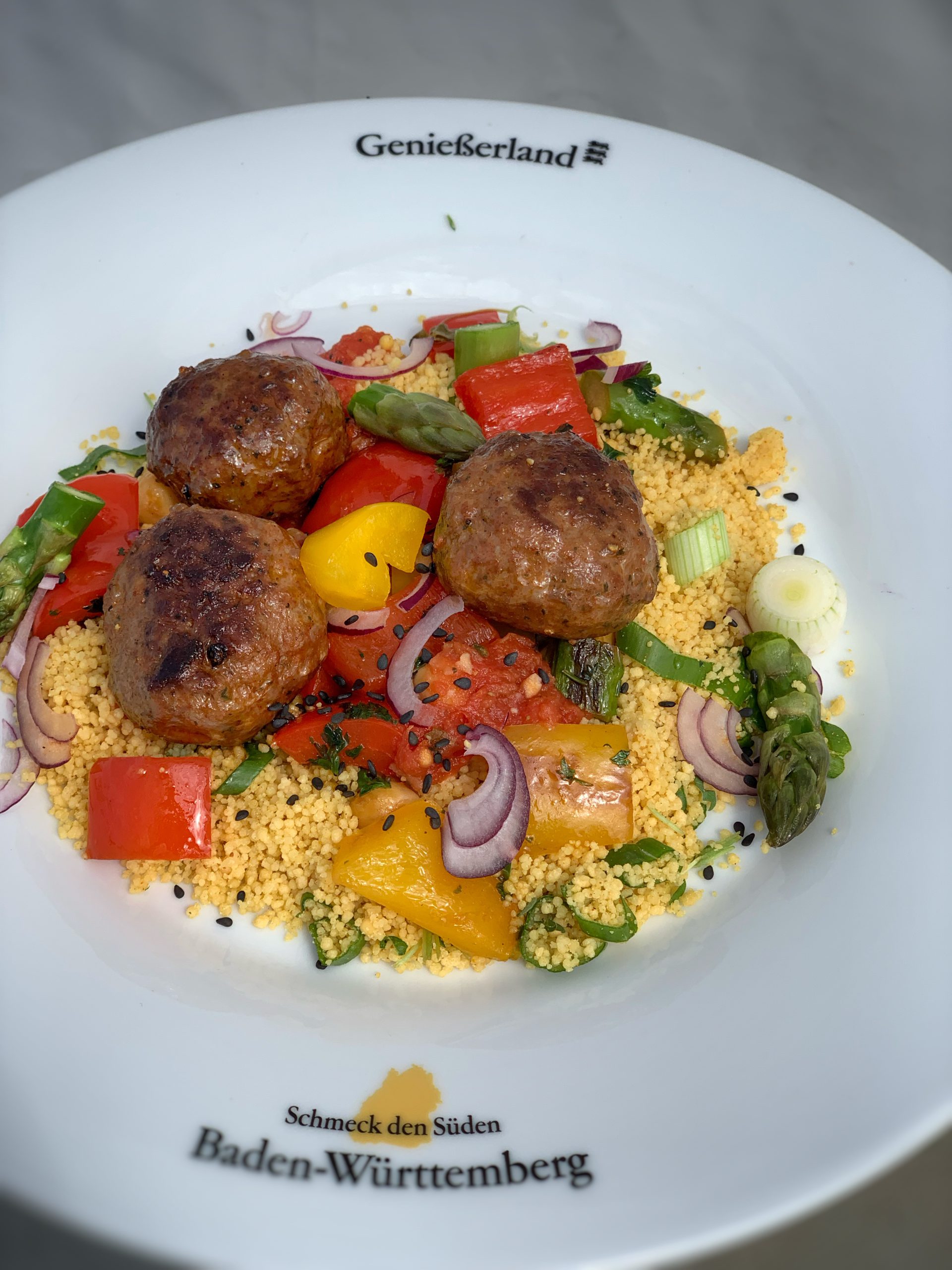 Merguez-Bällchen mit Paprika-Zucchini-Gemüse & Kichererbsen-Couscous