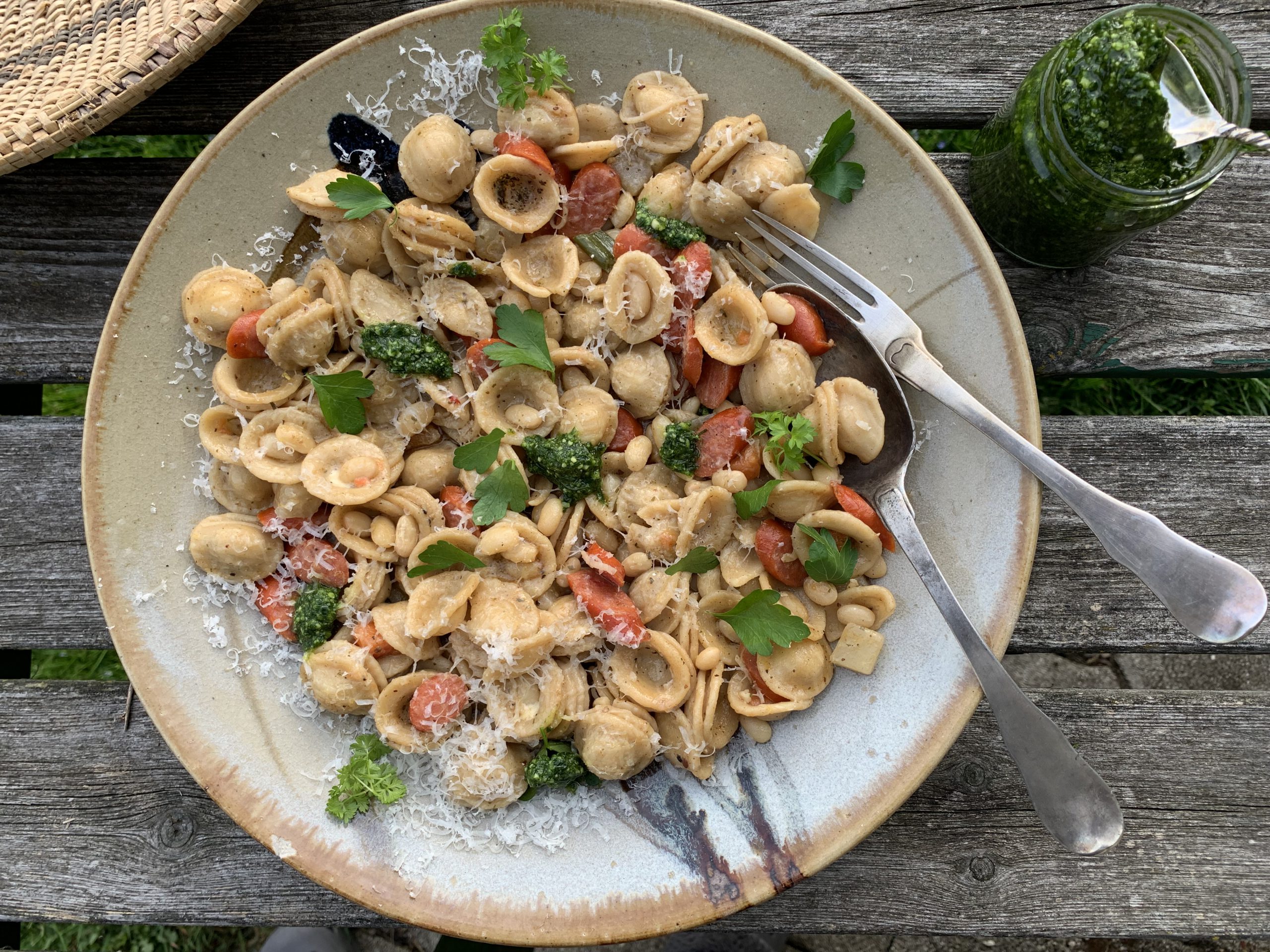 Muschelnudelsalat mit Debreziner und Liebstöckel-Pesto