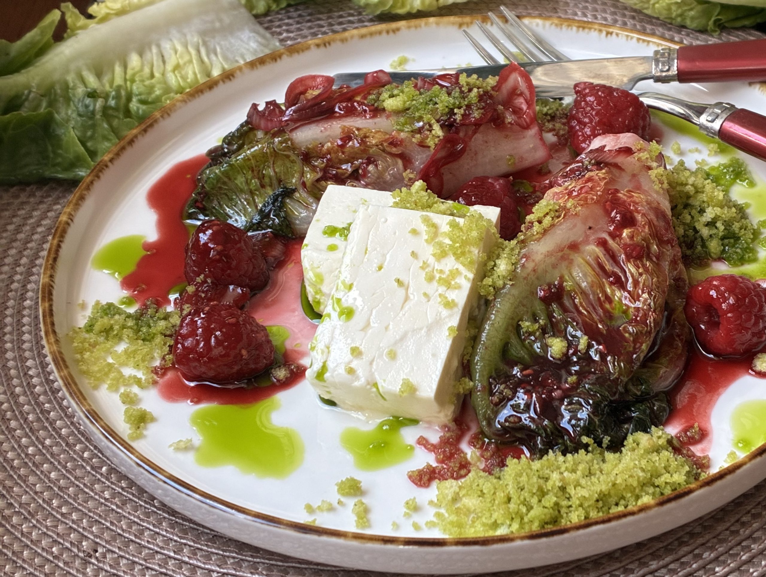 Gebratener Romanasalat mit Rote Bete-Himbeer-Dressing, Hirtenkäse und Schnittlauchöl-Brösel
