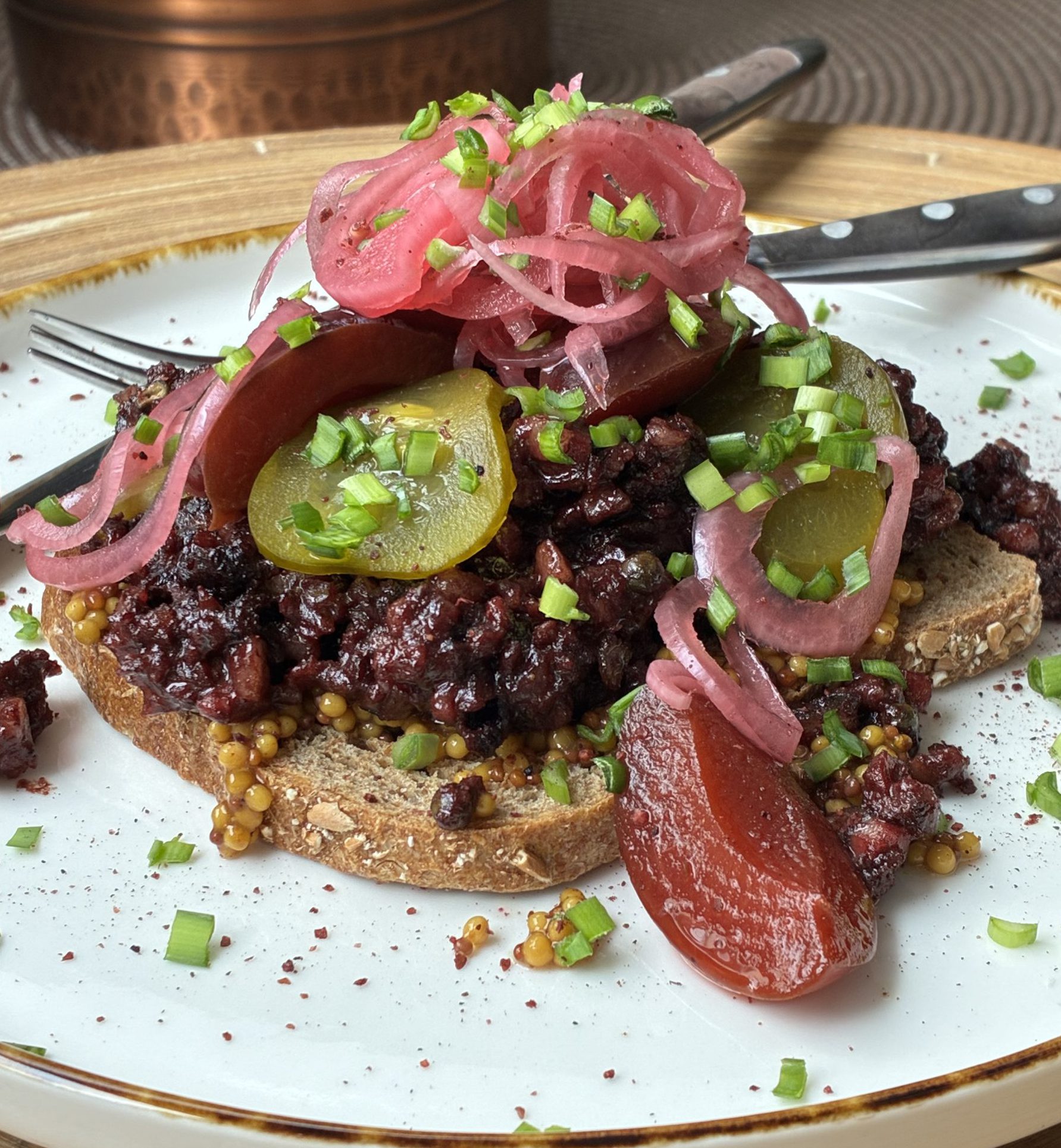 Schwarzwurst auf Toast, Zwiebeln, Essiggurke & Zwetschgen