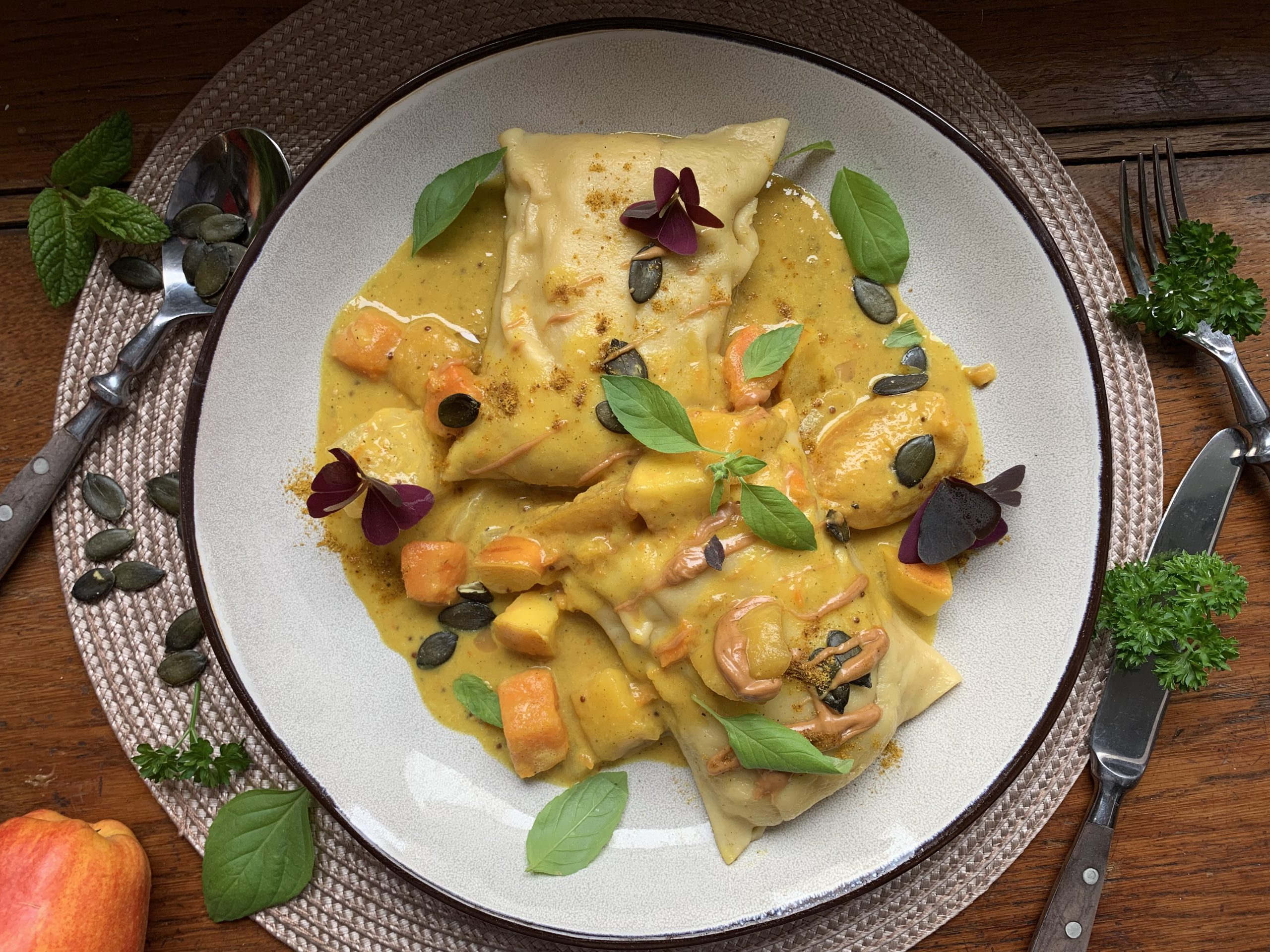 Maultaschen in Currysahne mit Früchten